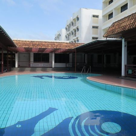 Sea View Resort Hotel & Apartments Kuala Belait Esterno foto