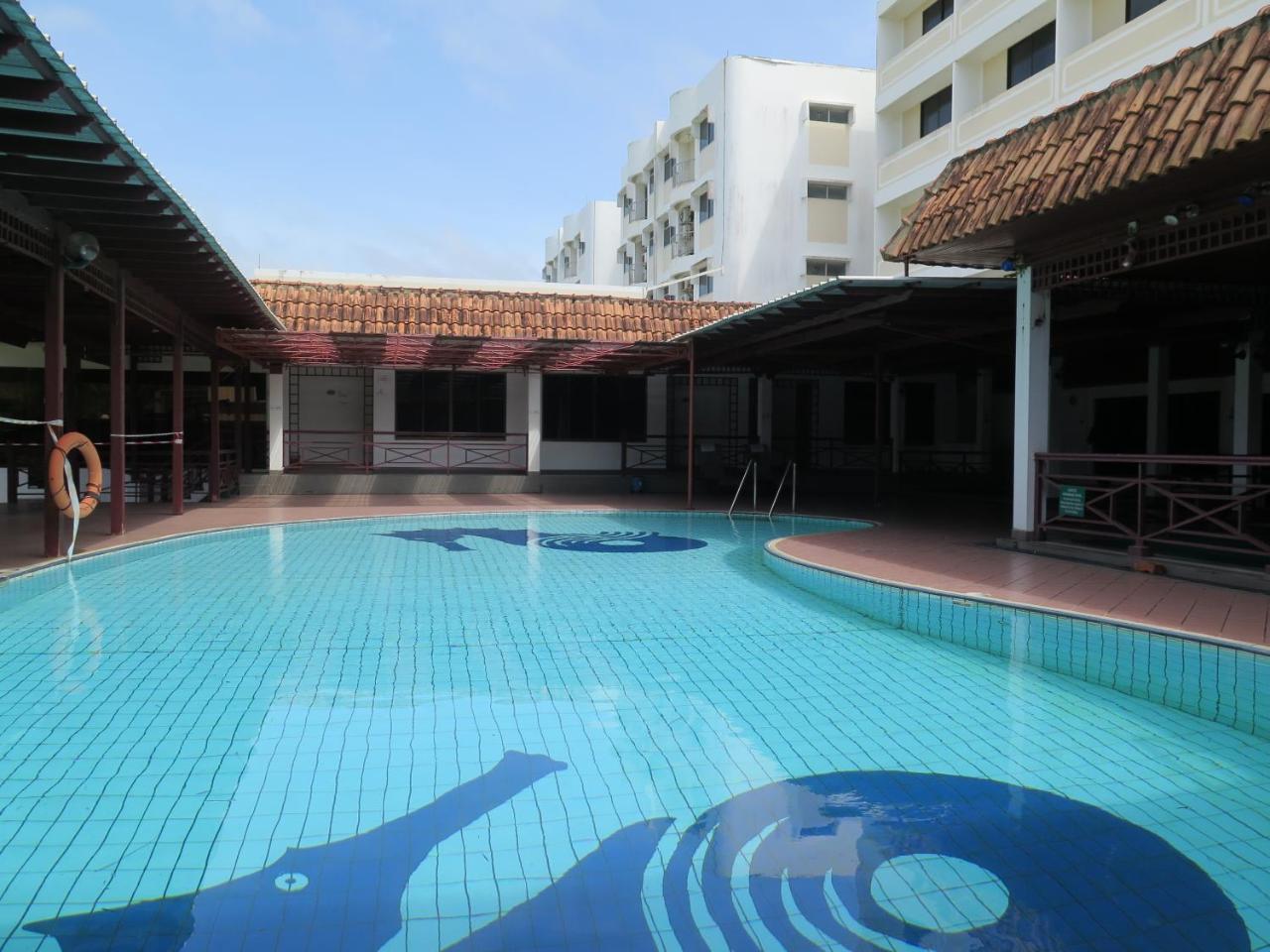 Sea View Resort Hotel & Apartments Kuala Belait Esterno foto