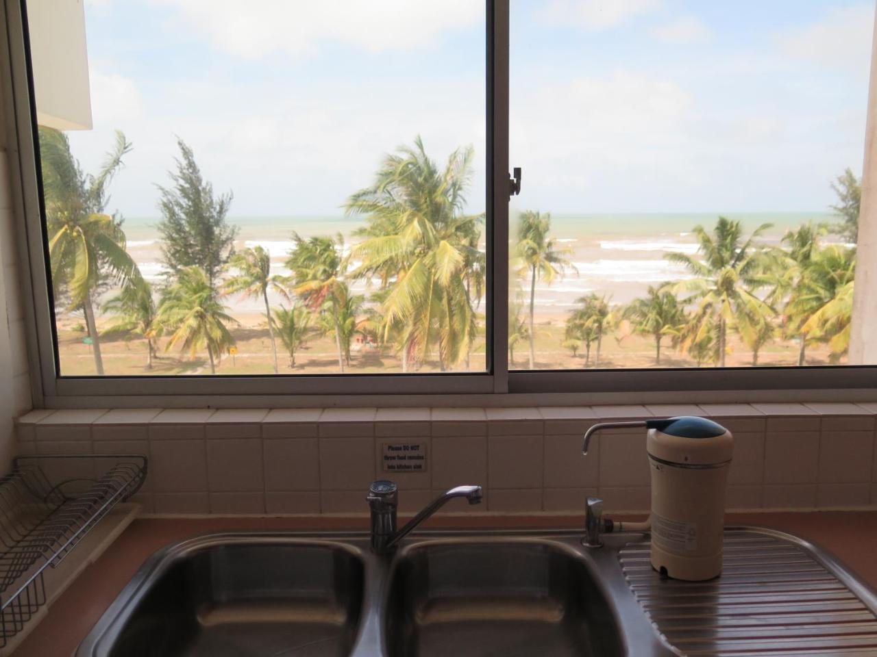 Sea View Resort Hotel & Apartments Kuala Belait Esterno foto