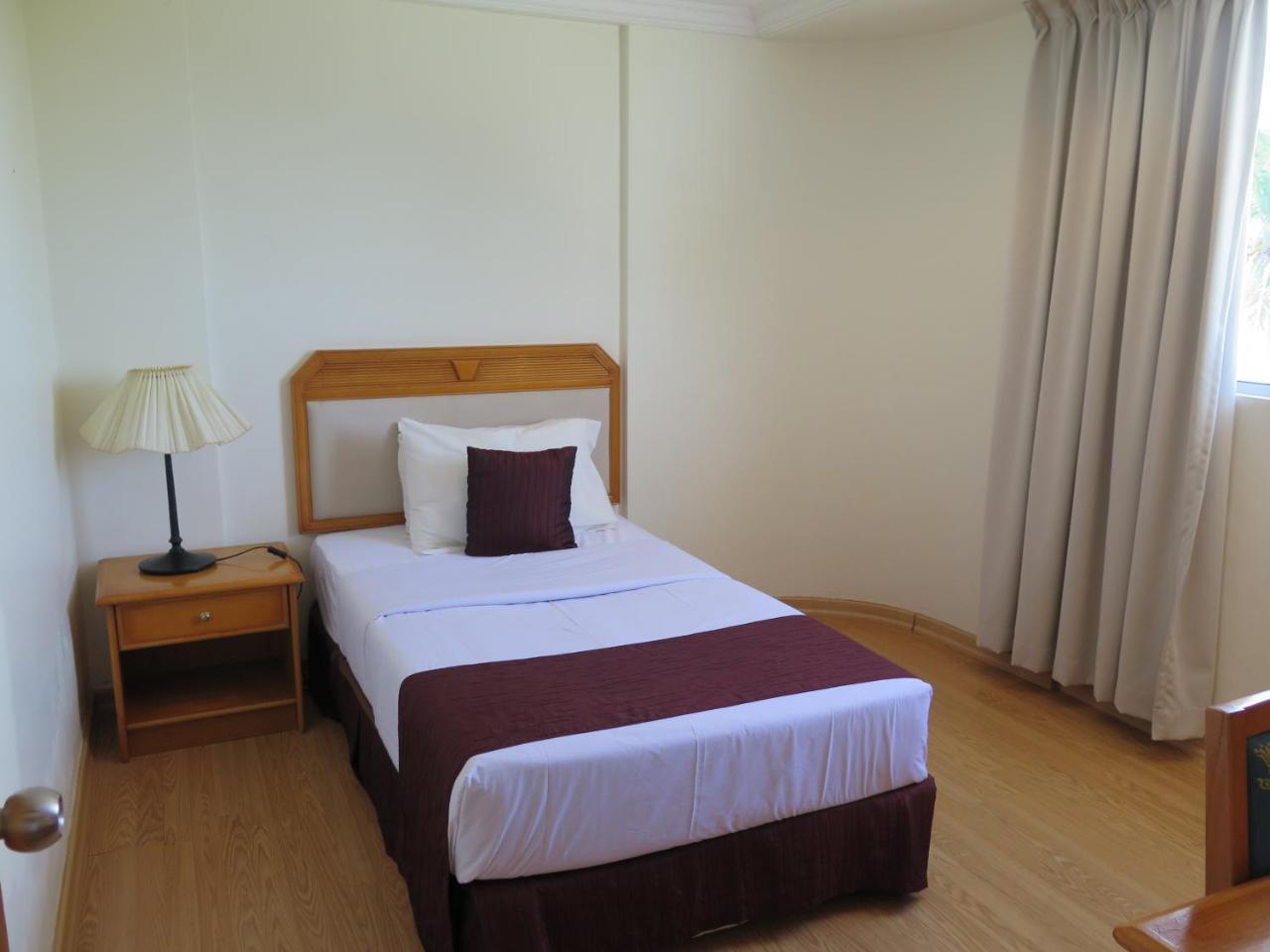 Sea View Resort Hotel & Apartments Kuala Belait Esterno foto