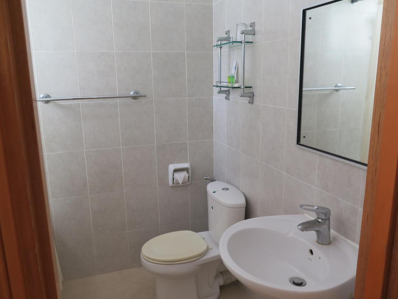 Sea View Resort Hotel & Apartments Kuala Belait Esterno foto