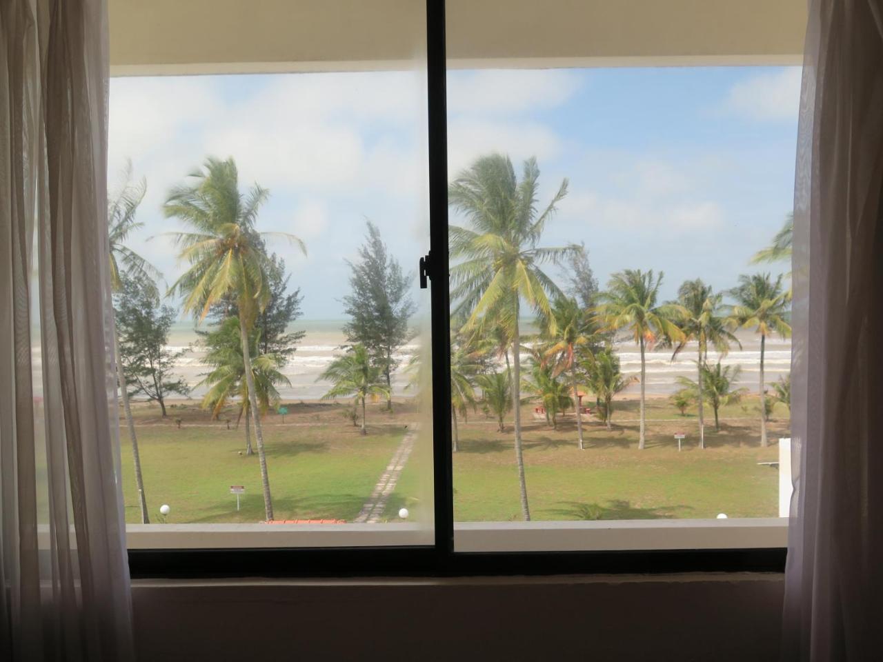 Sea View Resort Hotel & Apartments Kuala Belait Esterno foto