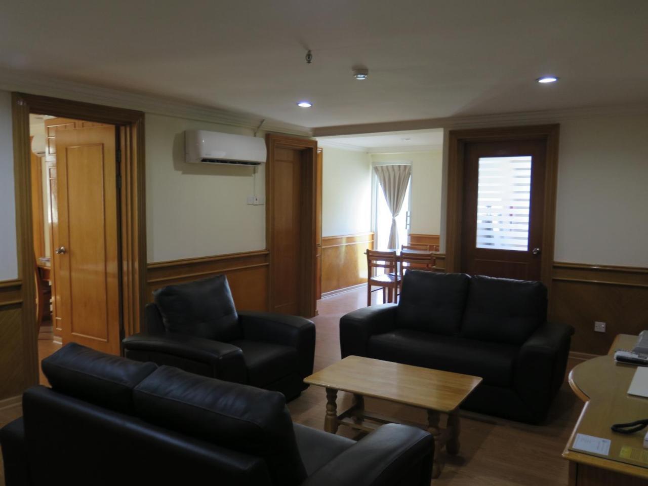Sea View Resort Hotel & Apartments Kuala Belait Esterno foto