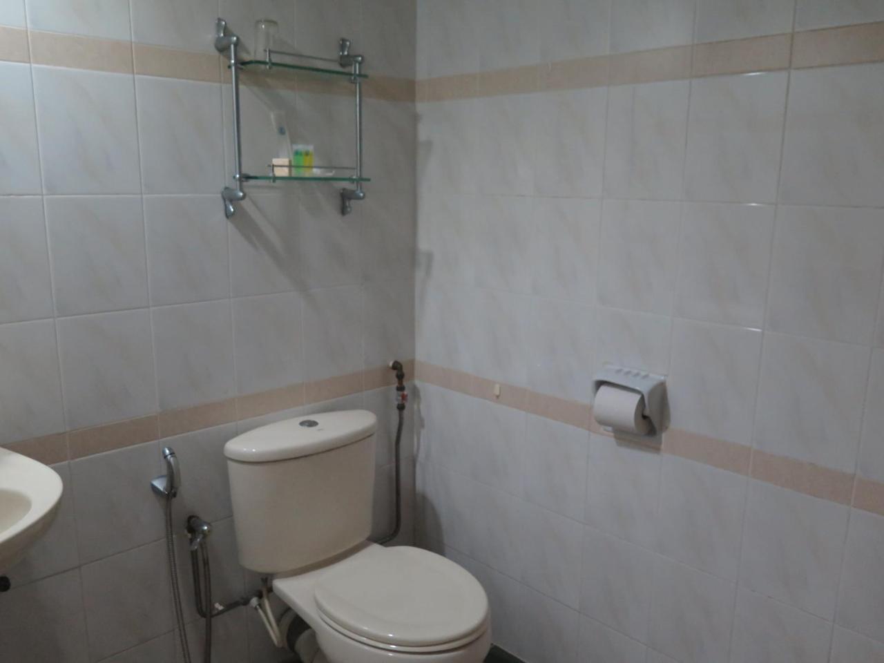 Sea View Resort Hotel & Apartments Kuala Belait Esterno foto