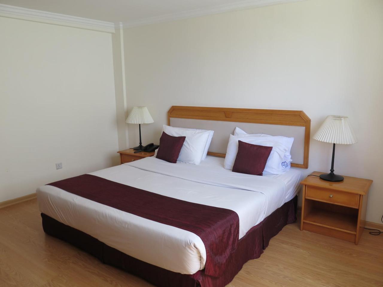 Sea View Resort Hotel & Apartments Kuala Belait Esterno foto