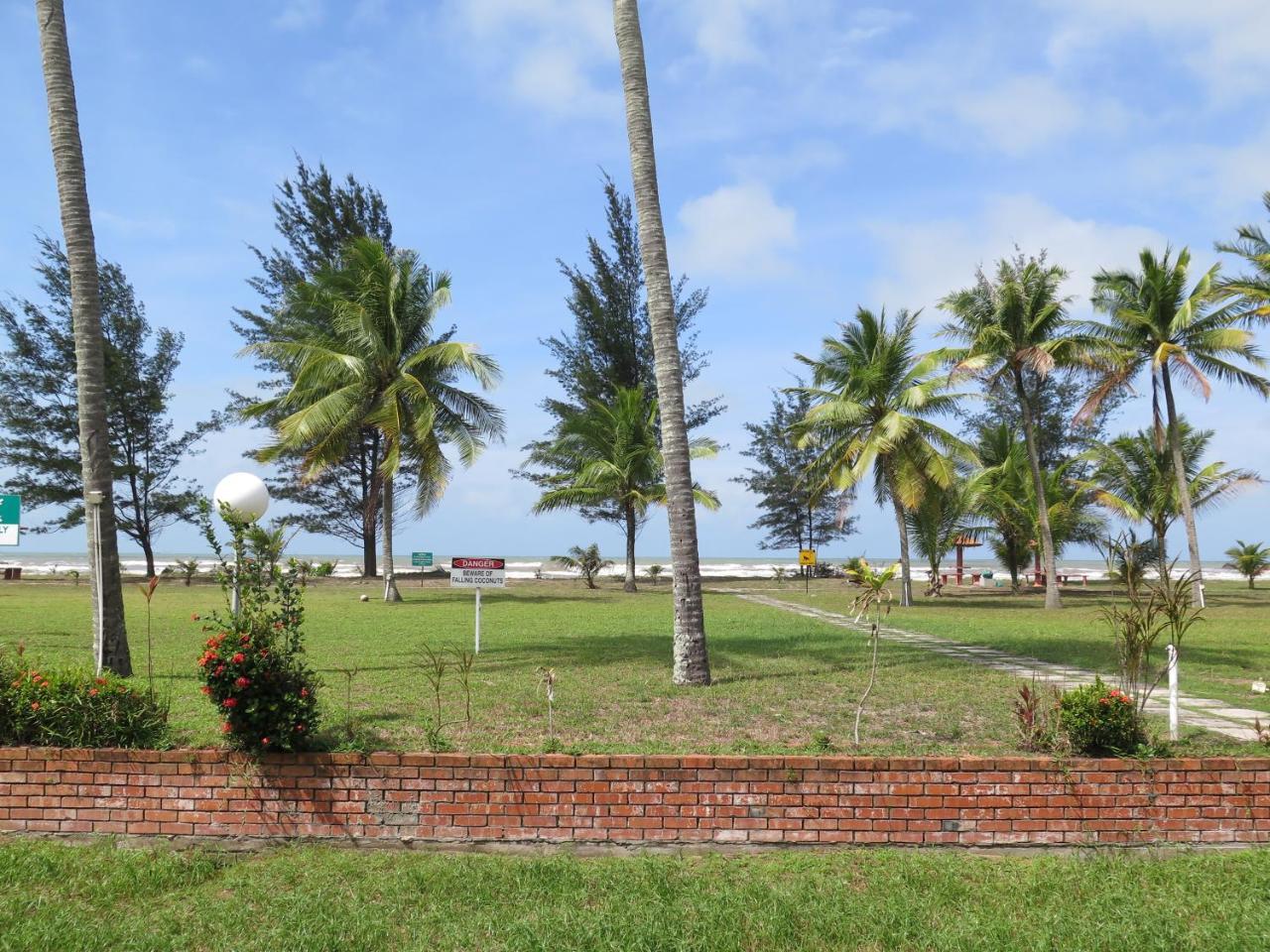 Sea View Resort Hotel & Apartments Kuala Belait Esterno foto